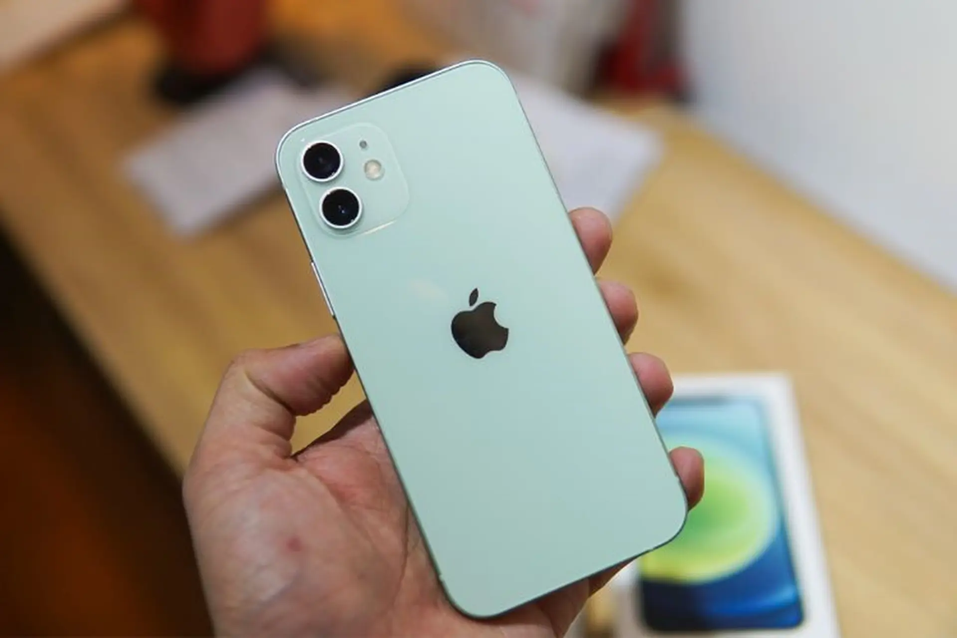 Có nên mua iPhone 12 ở thời điểm hiện tại? Đánh giá chi tiết